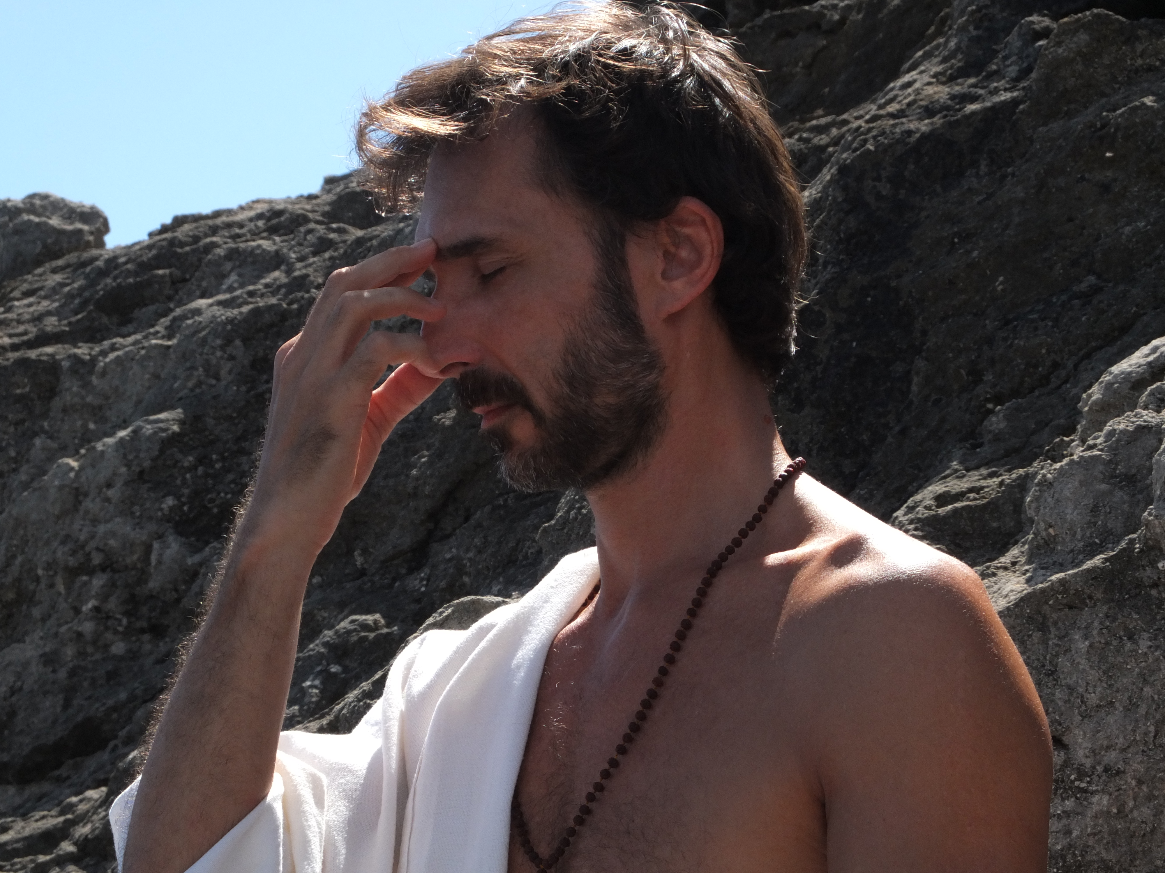 Shavi en meditación junto al mar en Cala d'Or